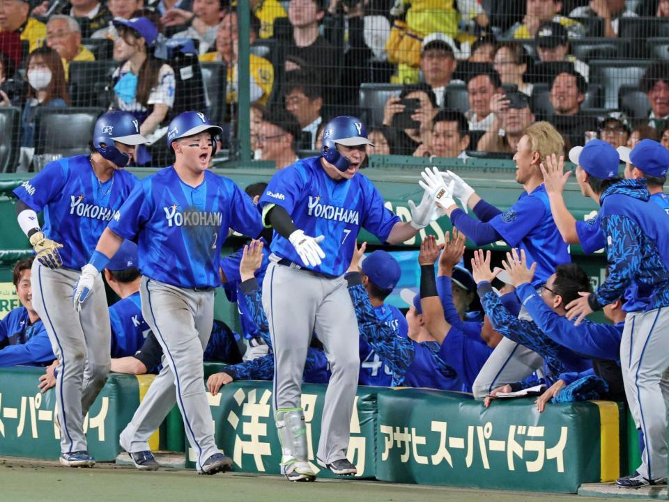　３回、先制３ランを放ち、ナインの出迎えを受ける佐野（中央）＝撮影・立川洋一郎