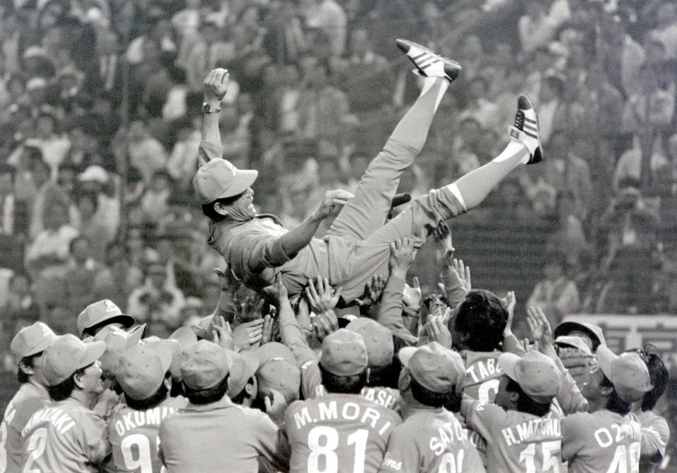 　日本ハムとのプレーオフを制し、その後日本一となり胴上げされる広岡監督＝１９８２年