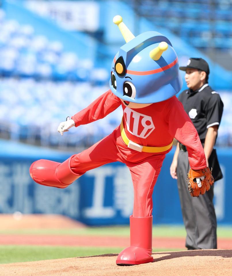 始球式で剛速球を投げる東京消防庁マスコットのキュータくん＝神宮球場（撮影・伊藤笙子）