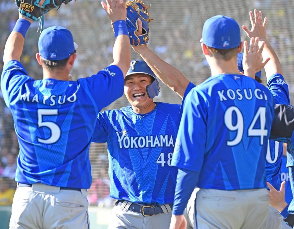 ４回、２ランを放ちタッチを交わす成瀬