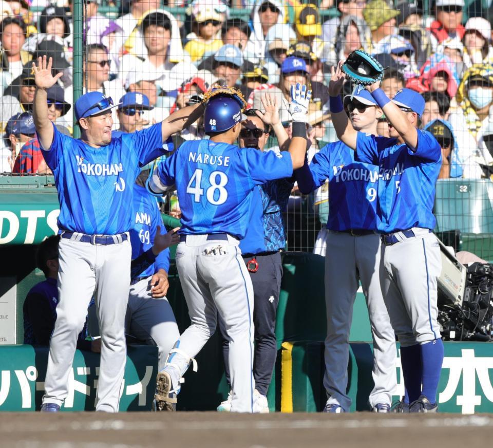 ４回、成瀬は２ランを放ち、ベンチで手荒い祝福を受ける（撮影・坂部計介）