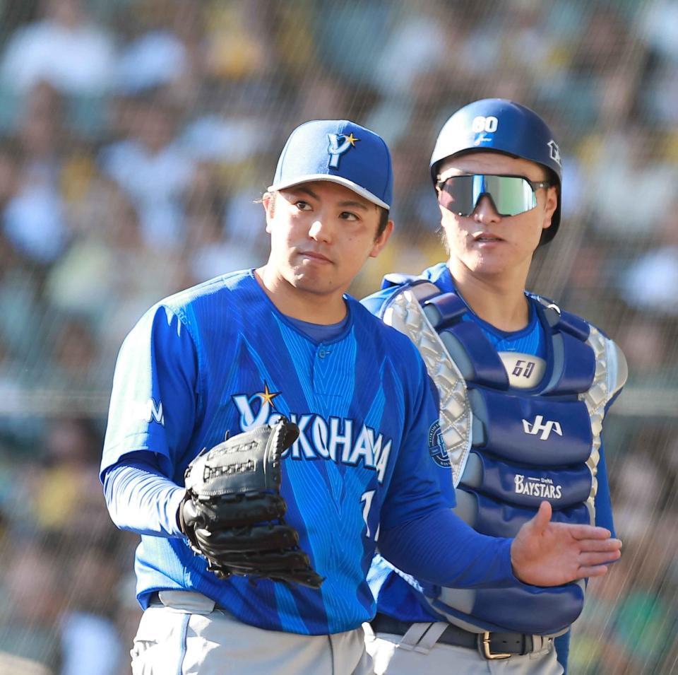 ２回を投げ終えベンチに戻る東（左）＝撮影・西田忠信