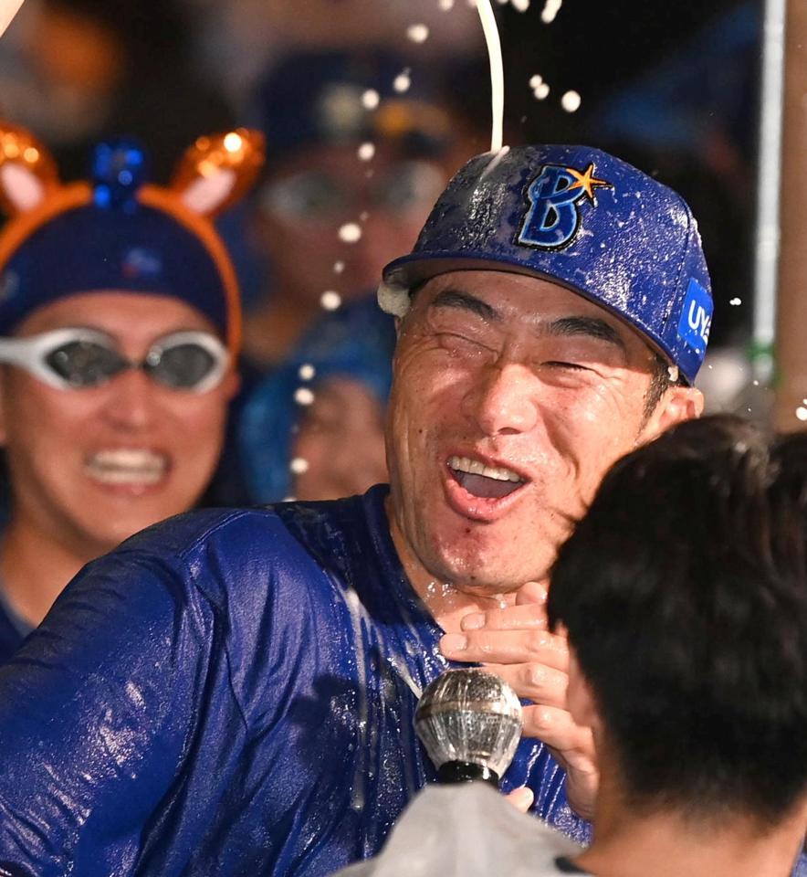 ビールを浴びる相川監督（撮影・飯室逸平）