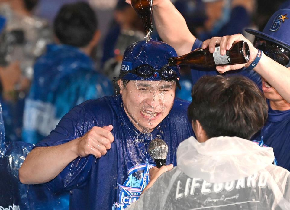 ビールを浴びる佐野（撮影・飯室逸平）