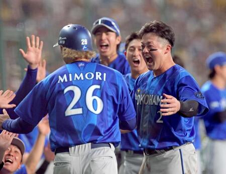 　９回、井上の適時打で生還した三森（２６）を迎えて沸き上がる牧（右）らＤｅＮＡナイン（撮影・立川洋一郎）