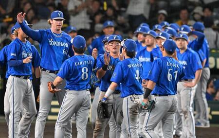 日本シリーズ進出を決め、喜ぶＤｅＮＡナイン（撮影・飯室逸平）