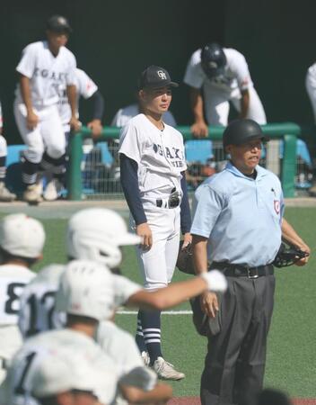 ９回裏、サヨナラ打を打たれ肩を落とす大垣日大・上田（中央）