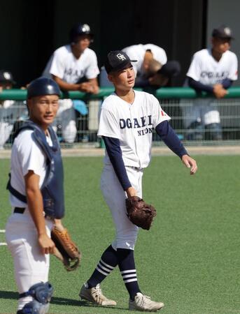 ９回裏、サヨナラ打を打たれ肩を落とす大垣日大・上田（右）