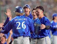 　９回、井上の適時打で生還した三森（２６）を迎えて沸き上がる牧（右）らＤｅＮＡナイン（撮影・立川洋一郎）