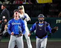 ９回、試合を終え雄たけびを上げるレイノルズ（撮影・山口登）