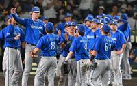 日本シリーズ進出を決め、喜ぶＤｅＮＡナイン（撮影・飯室逸平）