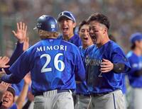 ９回、井上の適時打で生還した三森（２６）を迎えて沸き上がる牧（右）らＤｅＮＡナイン（撮影・立川洋一郎）