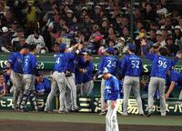 ９回、生還した三森を迎えるＤｅＮＡナイン（撮影・山口登）