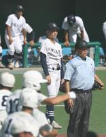９回裏、サヨナラ打を打たれ肩を落とす大垣日大・上田（中央）