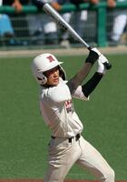 ９回、右翼へサヨナラ打を放つ日大三島・田代