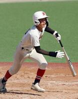 ９回、右翼へサヨナラ打を放つ日大三島・田代