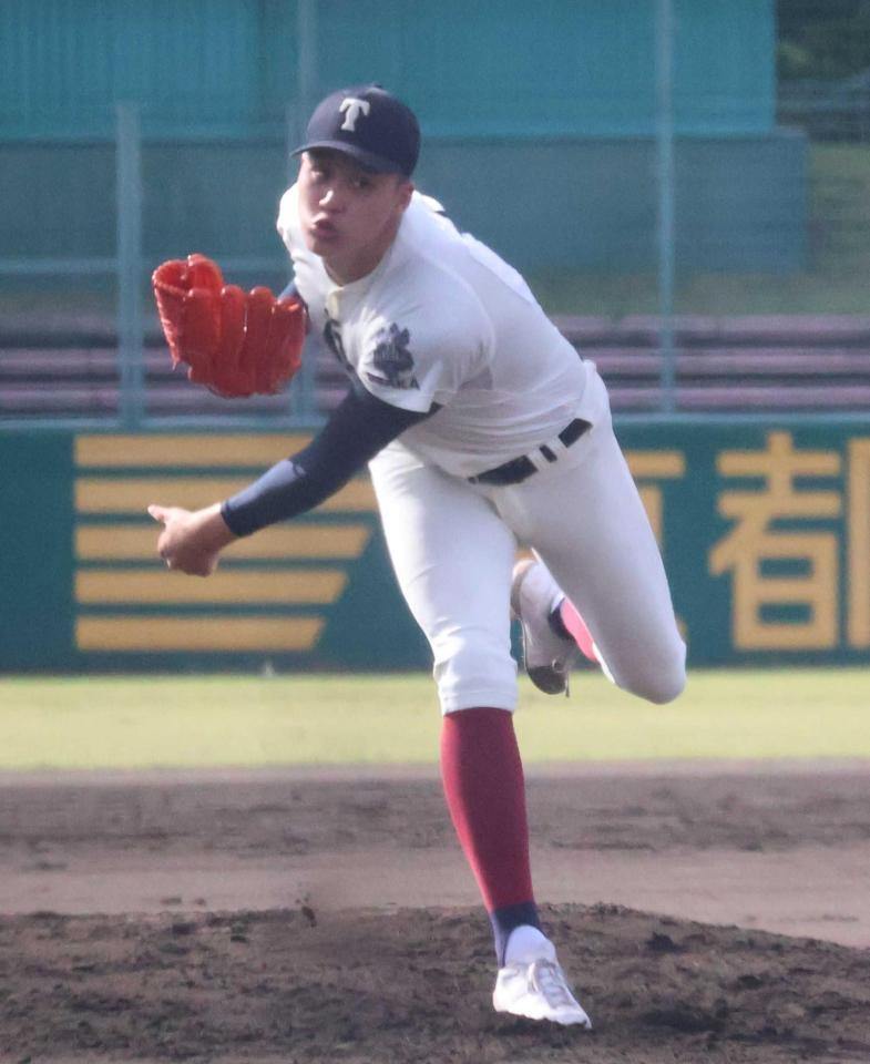 　力投する大阪桐蔭・川本（撮影・山村菜々子）