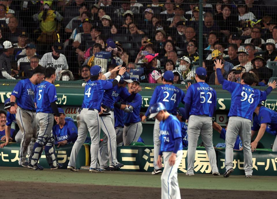 ９回、生還した三森を迎えるＤｅＮＡナイン（撮影・山口登）
