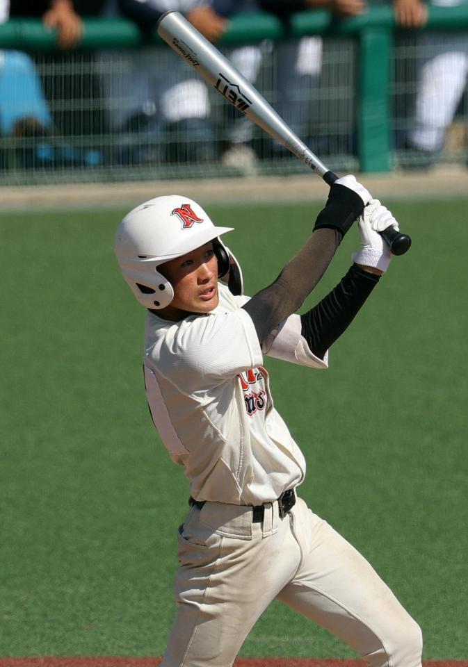 ９回、右翼へサヨナラ打を放つ日大三島・田代
