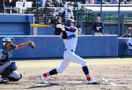 　初回の打席で粘りを見せる横浜・川上