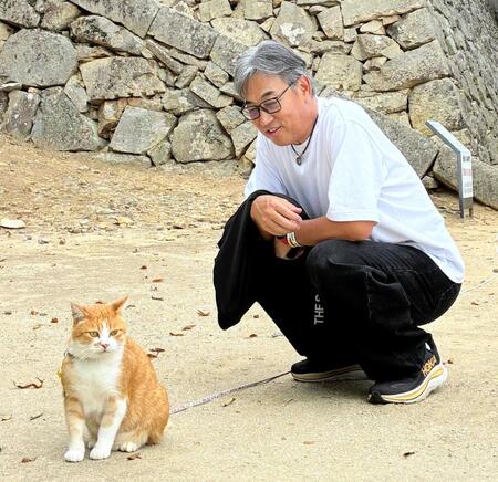 猫城主のさんじゅうろうに出迎えられた西崎幸広さん