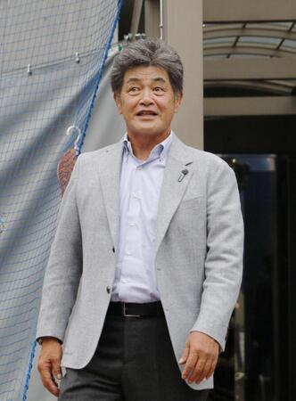 　ナゴヤ球場を訪れ、コーチ陣とミーティングを行った中日・工藤新監督＝19日
