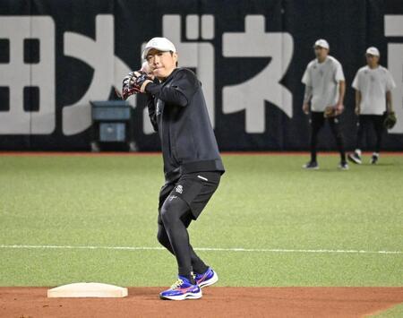 　選手の守備練習に参加するソフトバンク・小久保監督