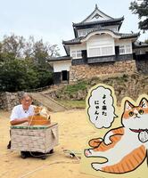 備中松山城を訪れ、猫城主のさんじゅうろう（右）と西崎幸広さん