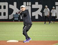 　選手の守備練習に参加するソフトバンク・小久保監督