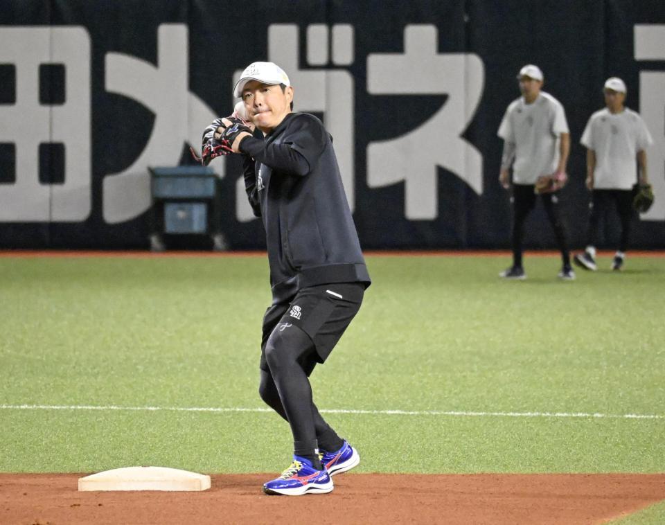 　選手の守備練習に参加するソフトバンク・小久保監督