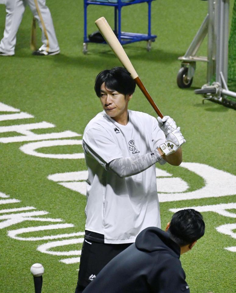 　打撃練習するソフトバンク・柳田