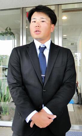 球団から来季の契約を結ばないと通達され、取材に応じる日本ハム・明瀬