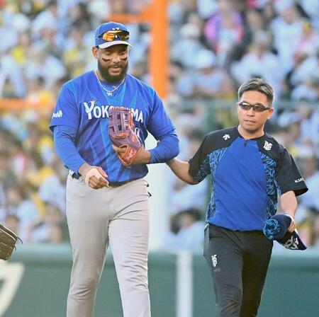 　１７日の阪神戦で７回にベンチに戻るエンカーナシオン