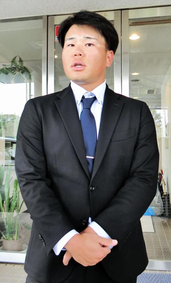球団から来季の契約を結ばないと通達され、取材に応じる日本ハム・明瀬