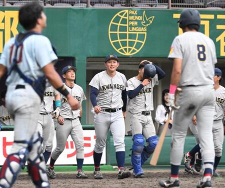 引き分けに終わり、ベンチを出る関学大・新井亮規浩（中央）＝撮影・高部洋祐