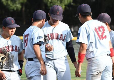 ９回、右手を気にする近大・宮原廉（中央）＝撮影・高部洋祐