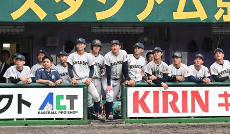 １２回、最後の打者の打球の行方を見つめる関学大・新井亮規浩（中央）らナイン（撮影・高部洋祐）