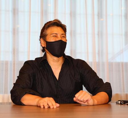 スカウト会議後の取材で笑顔を見せる新庄監督（撮影・中島達哉）