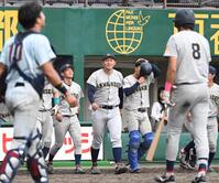 引き分けに終わり、ベンチを出る関学大・新井亮規浩（中央）＝撮影・高部洋祐