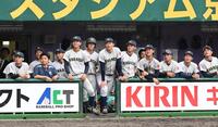 １２回、最後の打者の打球の行方を見つめる関学大・新井亮規浩（中央）らナイン（撮影・高部洋祐）