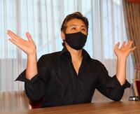 ドラフト前日スカウト会議後に取材に応じる新庄監督（撮影・中島達哉）