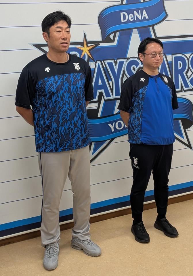 取材に応じる相川監督（左）と木村球団社長