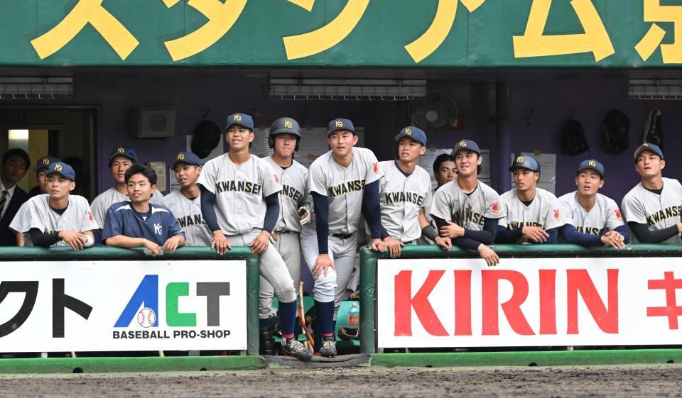 １２回、最後の打者の打球の行方を見つめる関学大・新井亮規浩（中央）らナイン（撮影・高部洋祐）