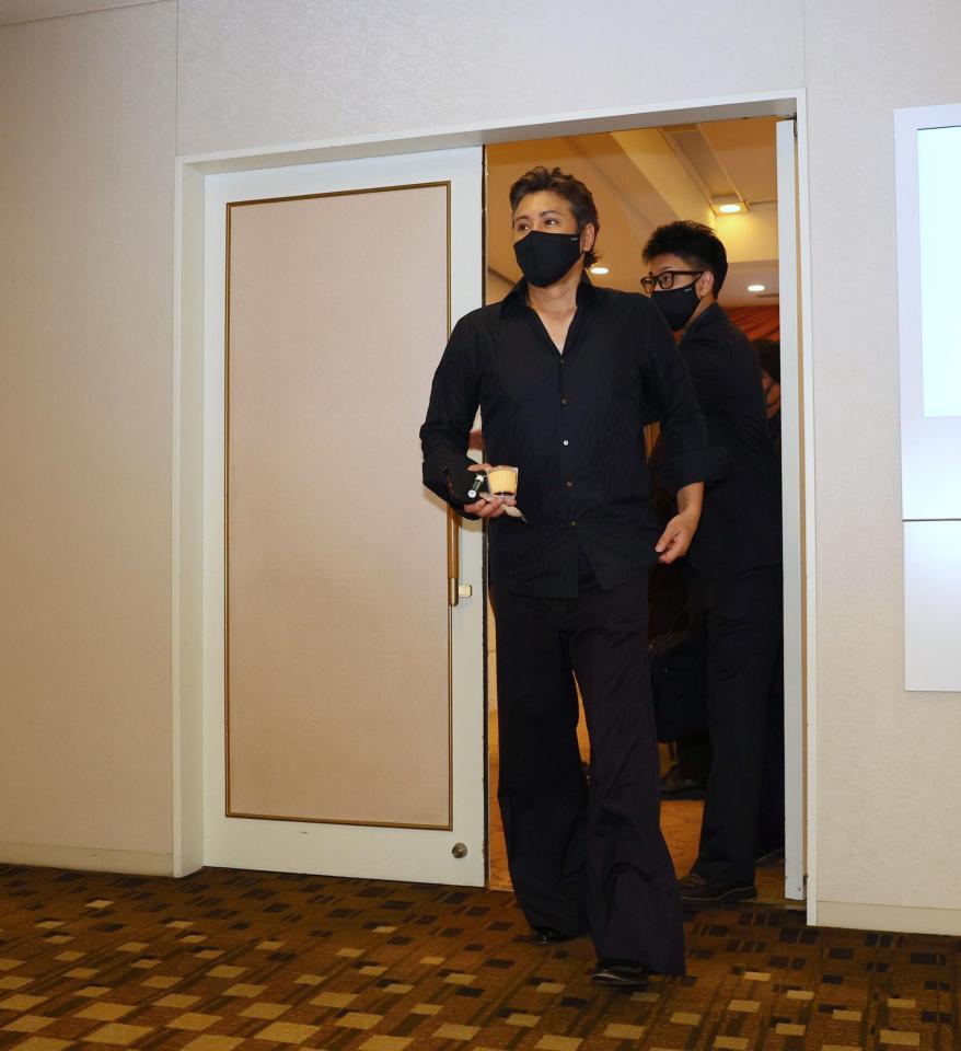 前日スカウト会議を終え、引き揚げる新庄監督（撮影・中島達哉）