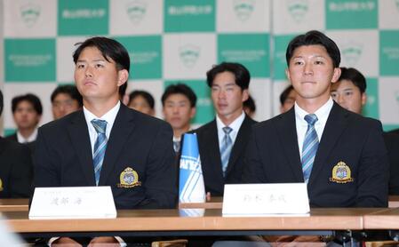指名を待つ青学大・渡部海と鈴木泰成（撮影・金田祐二）