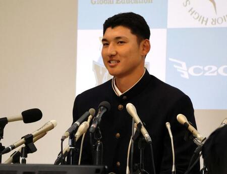 山梨学院・菰田は緊張しながら笑顔を見せる
