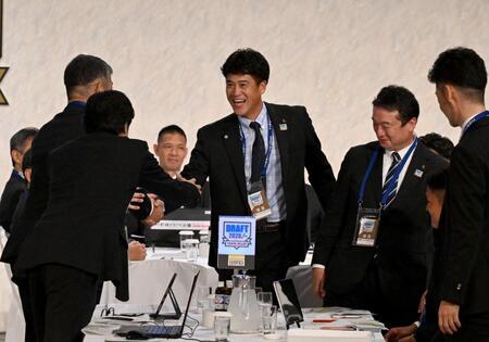 青学大・鈴木泰成の交渉権を獲得し、関係者と握手を交わす城島ＣＢＯ（中央）