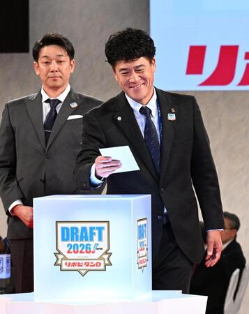 青学大・鈴木泰成の抽せんに臨む城島ＣＢＯ