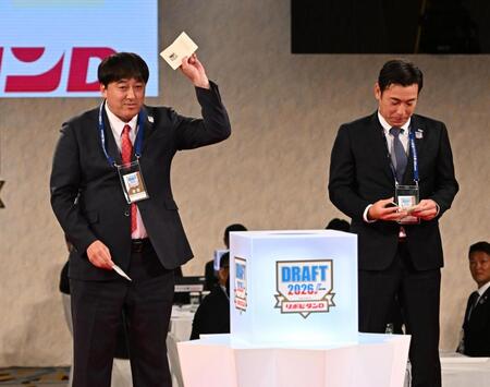 青学大・渡部海の交渉権を獲得した石井取締役ＧＭ。右は荒木球団本部長補佐（撮影・堀内翔）