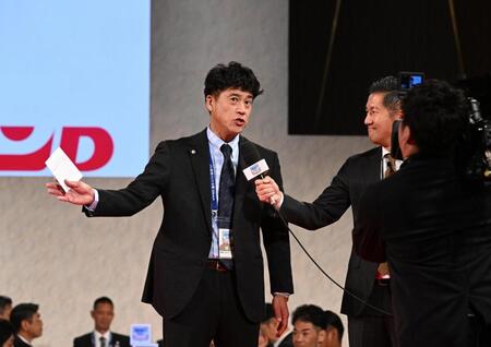 青山学院大・鈴木泰成の交渉権を獲得し、インタビューを受ける城島ＣＢＯ（撮影・柿森英典）